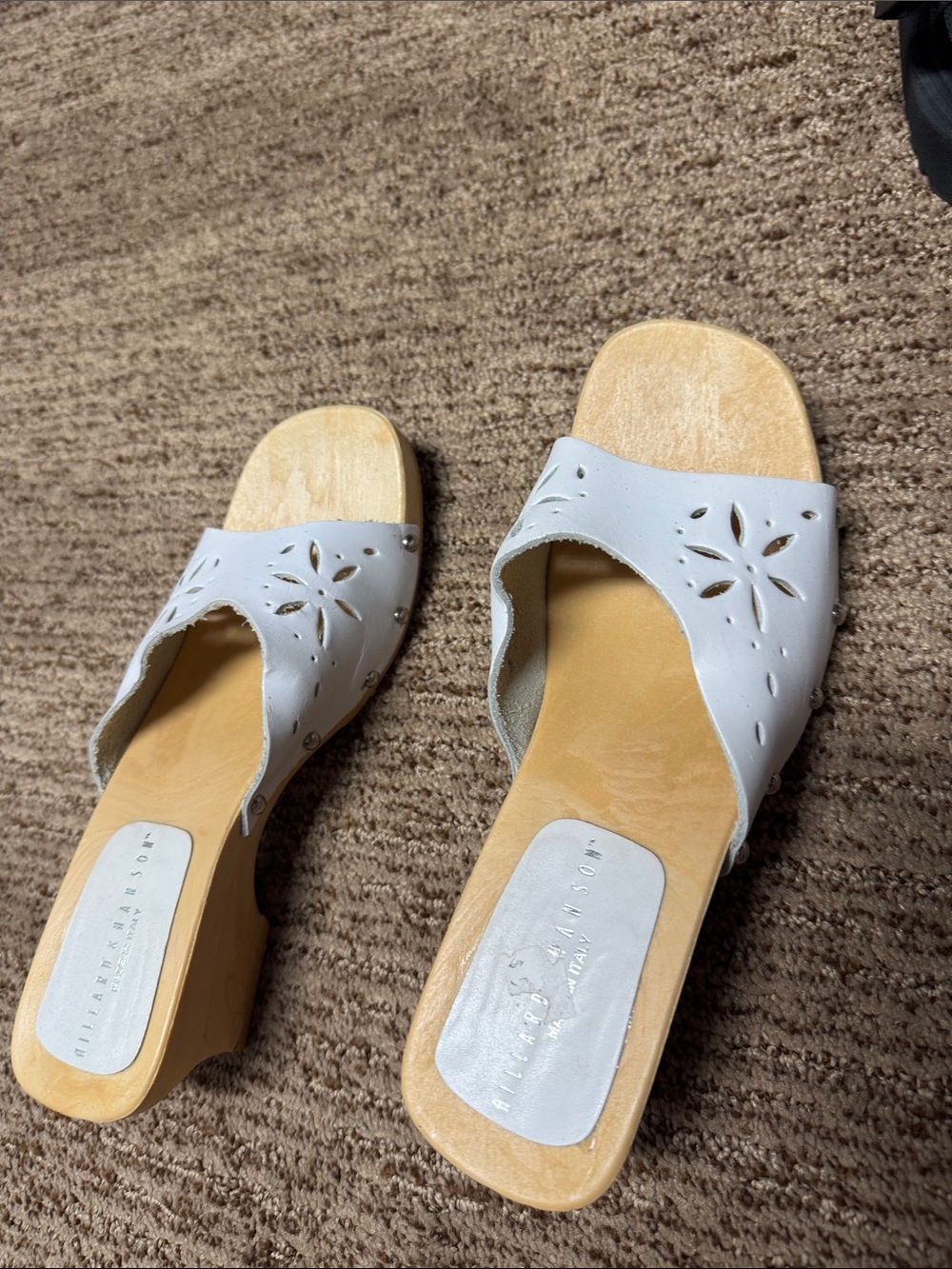 Hillard & Hanson White Floral Cutout Slide Clogs